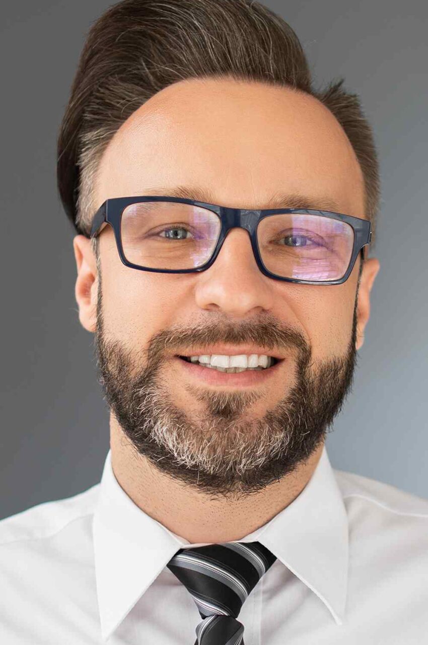 https://incneo.com/wp-content/uploads/2019/02/team_02-850x1280.jpg